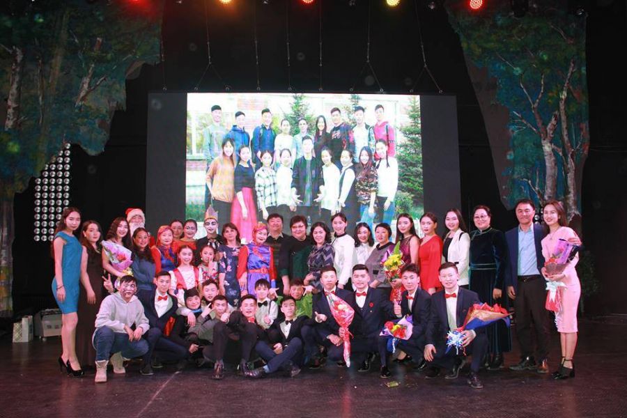 “Авьяас” сургуулийн сурагчид хүүхдийн дуулалт жүжгийг орос хэлээр тоглолоо